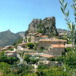 haute-provence-bergdorf-gebirge