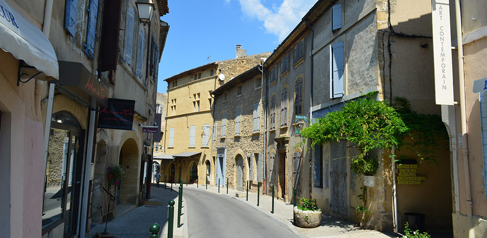 Eine Straße im Zentrum von Loumarin